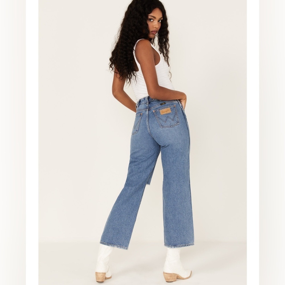 Wrangler Women’s High Rise Relaxed Mom Jeans. Medium Wash. Size 27. - Picture 3 of 12